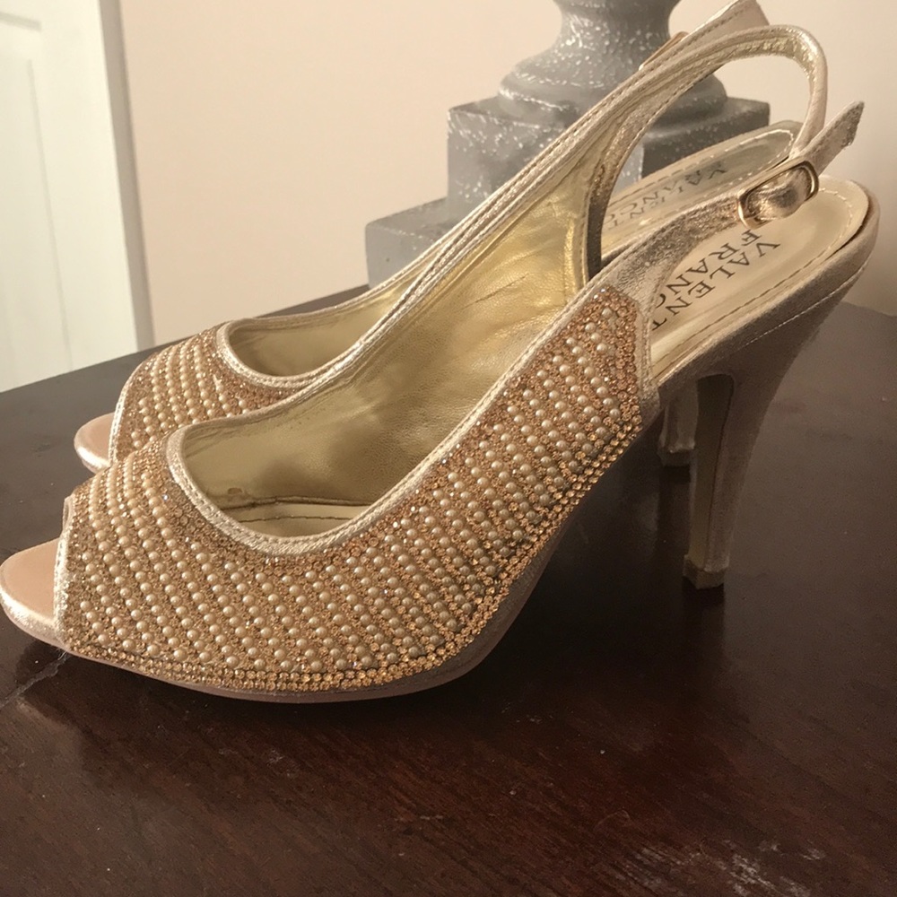 Gold and pearl studded Valenti Franco studded pump
